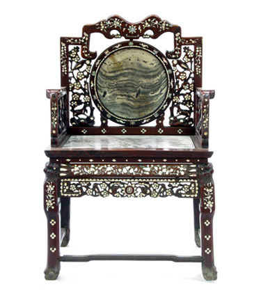 <b>清 紅木透雕嵌螺鈿靠椅</b>