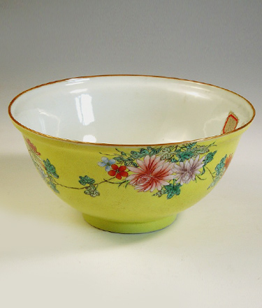 <b>清 乾隆款黃釉粉彩花卉大碗</b>