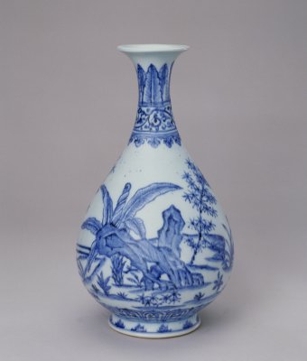 青花竹石芭蕉紋玉壺春瓶