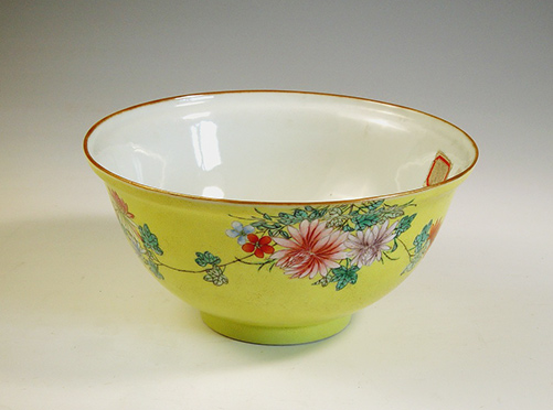清 乾隆款黃釉粉彩花卉大碗