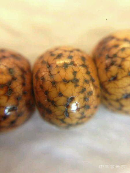 星月菩提的自然開片與做舊贗品對比圖