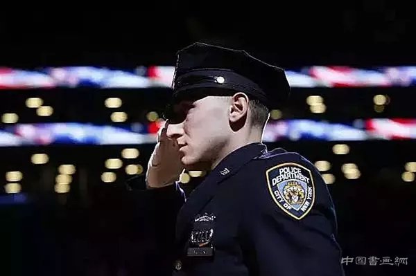 人到了美術館,會好看起來