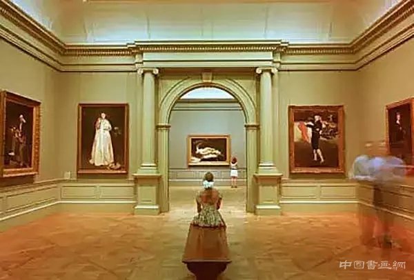 人到了美術館,會好看起來