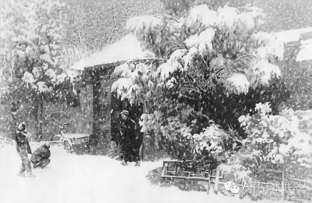 一枝鉛筆很輕，他畫的胡同很沉