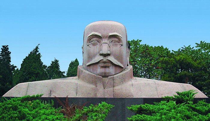 《李大釗紀(jì)念像》（花崗巖）