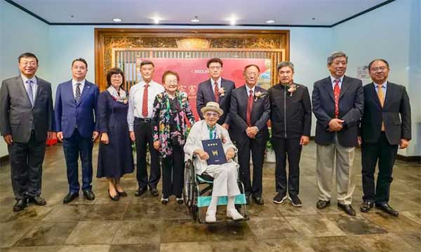 張宗憲向上海博物館捐贈銅胎掐絲琺瑯器32套共46件