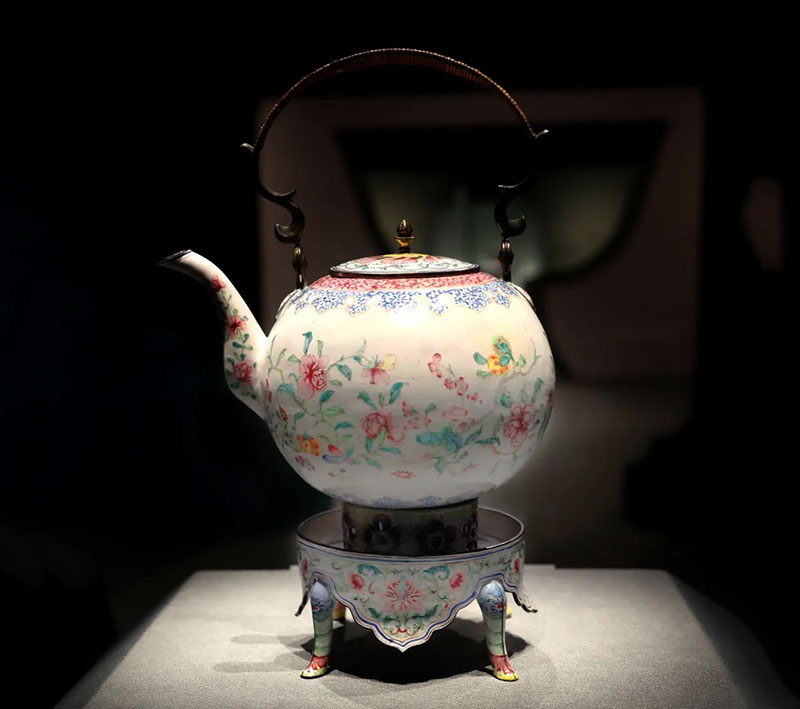 洋瓷與華彩:香港中文大學文物館藏廣琺瑯特展 見證不同文明間的交往與對話