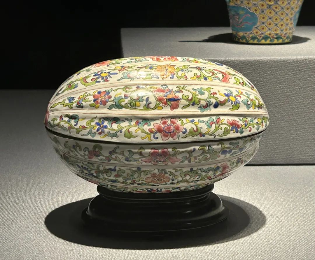 洋瓷與華彩:香港中文大學文物館藏廣琺瑯特展 見證不同文明間的交往與對話