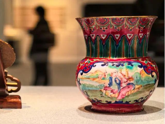 洋瓷與華彩:香港中文大學文物館藏廣琺瑯特展 見證不同文明間的交往與對話