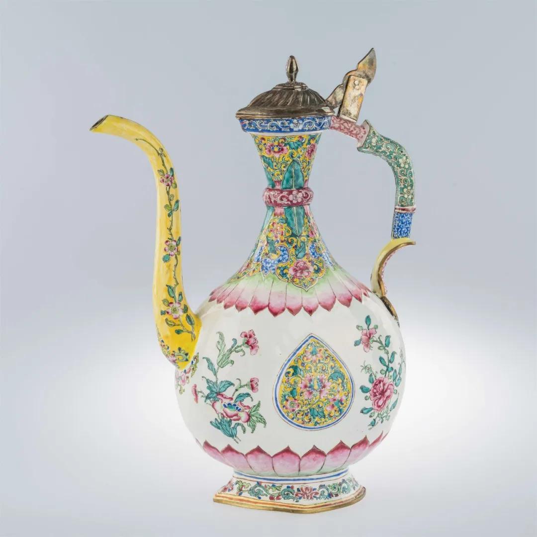 洋瓷與華彩:香港中文大學文物館藏廣琺瑯特展 見證不同文明間的交往與對話