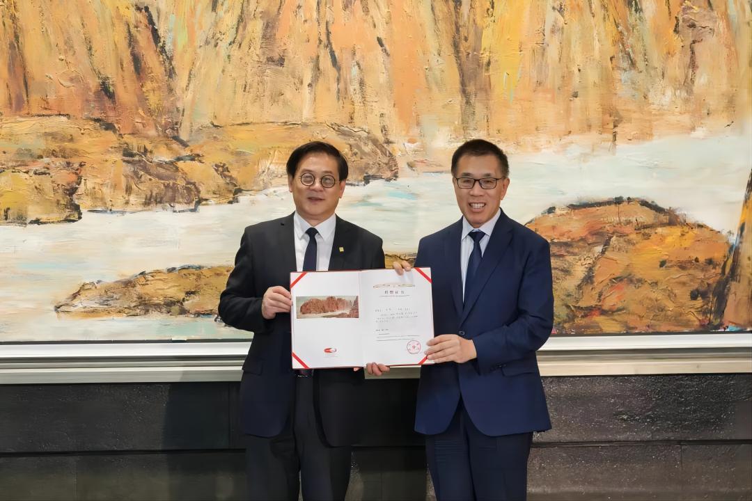 徐里向國家大劇院藝術(shù)中心捐贈巨幅油畫